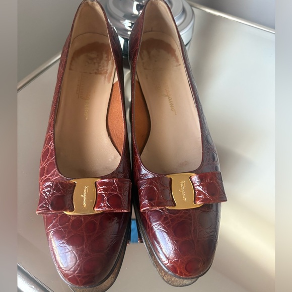 Salvatore Ferragamo Shoes - Salvatore Ferragamo Vara Croc-Embossed leather Bow Flats with Gold Plaque
